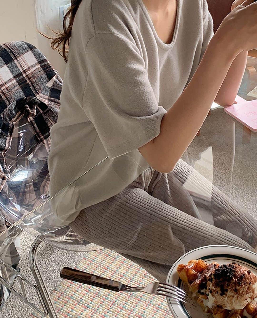 imvelyジャパンのインスタグラム：「暖かい起毛生地とUネックで シャツやニットの中にインナー用として着るのに ぴったりのUネックTシャツです 🤍  詳細はサイトでチェックしてください💡  #イムブリー#IMVELY＃レイヤード#大人カジュアル#大人可愛い#ootd#デイリー #カジュアルコーデ」