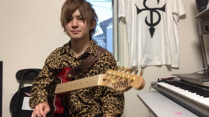 加部輝（ウルトラ寿司ふぁいやー）のインスタグラム：「NiziU 「Step and a step」  の上でギターでカッティングしました。  #NiziU #Stepandastep  #ギター #カッティング」