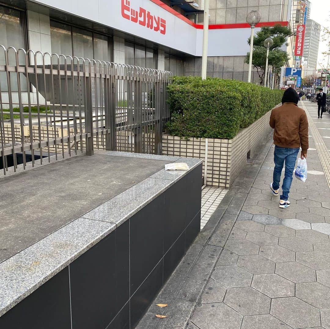 村田秀亮のインスタグラム：「いゃっこれここに忘れる事よくあるけどー！！  #大阪 #忘れ物 #何を揚げようと思ってたんやろ #今頃困ってるやろな… #嫁「あれ？パン粉がない？」 #夫「え？買い忘れたんちゃうん？」 #嫁「レシートには書いてるもん」 #夫「ほんならどっかに忘れてきたんちゃうか？」 #嫁「あっ！そや！ビックカメラの前のちょっと高めの石のとこや！」 #夫「いゃ！よくあるけどー！」」
