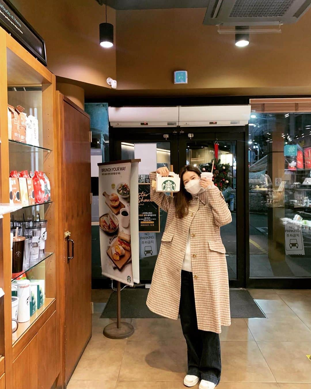 キム・ソウンさんのインスタグラム写真 - (キム・ソウンInstagram)「달달한게 먹고 싶어서 케익과 커피Take out #coffee #🍰 #☕️」12月18日 17時07分 - socun89