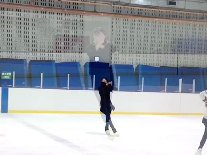 金海珍のインスタグラム：「🔊Dola Re Dola ⛸ 올시즌 작품짜면서 가장 많이 웃고 가장 많이 귀에 맴돌았던 음악😂 나윤이가 너무 잘따라와줘서 더 즐거웠다💜  올 시즌 쇼트프로그램으로 짰는데 어쩌다 내년 프리프로그램이 된 Dola Re Dola😅  얼른 아이들을 시합에서 볼 수 있었으면 좋겠다🙏 . + 풀영상은 유튜브 해진TV에서 보실 수 있습니다☺️ . #피겨 #수능금지곡 #작품 #임나윤 #김해진 #figureskating #choreo #choreography」
