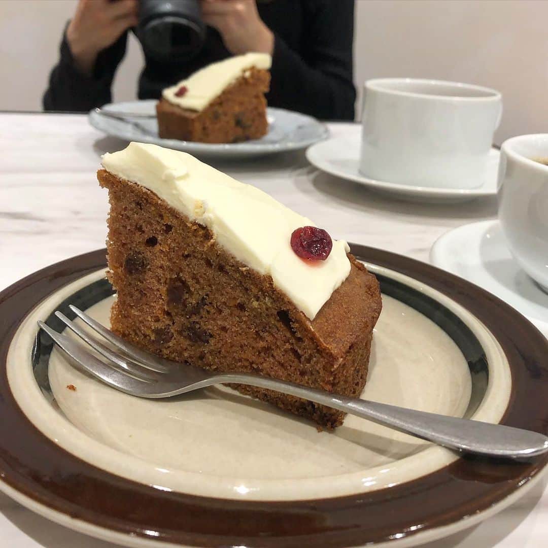 MOEKAさんのインスタグラム写真 - (MOEKAInstagram)「𓊆Fikafabriken𓊇 in⥲豪徳寺  𓊗キャロットケーキ ¥400  " スウェーデンの空気が流れる空間で誰もが魅力されるしっとりスパイシーな絶品キャロットケーキを…" ・ ------------❁𝚁𝚎𝚙𝚘𝚛𝚝❁---------- ・ @pan_matsuko ちゃんとの巡りでラストのお店~！ (豪徳寺散策にて2人とも心を鷲掴みにされたお店でもある) (キャロットケーキに癒された女子2人) ・ お店の外観は一見コーヒースタンド(?)みたいな焼き菓子しか売ってなさそうに見えたんだけど奥の扉を開けると思ったより広めなカフェのスペースがある❁ ・ 白い壁にドライフラワーが飾られたり特徴的な模様とかが描かれててまるで童話の中の部屋みたいで乙女心くすぐる〜🥺 ・ ------------❁𝙴𝚊𝚝❁------------ ・ 頼んだキャロットケーキは密度が濃くて滑らかな クリームチーズの上にちょこんとラズベリーが飾ってあって も〜可愛すぎーー！(萌え)(見た目だけで100点) ・ フォークで切ってみると固さは意外と普通めで 断面がにんじんのすり潰してあるのがしつかり 分かるくらい生地と絡み合ってて良い◎(萌え断) ・ 食べるとしっとりほろっとしてて美味しい〜!! (口角下がらん~) 思ったよりスパイシー感は少なめだけど 甘すぎないからバランスが良い◎ (にんじん感はそこまでないかなぁ) ・ FikaさんのキャロットケーキはThe王道！って 感じだったかな(キャロットケーキ初心者目線) 誰でも癖なく食べれる食感と密度と甘さで 本当にもう1回食べたい🥺 ・ ➦𝚙.𝚜:多分スウェーデン出身の店員さん(?)の瞳が透き通るくらい綺麗すぎてもう1回見つめられたい…🙈💕  ❏-------------𝚜𝚑𝚘𝚙 𝚒𝚗𝚏𝚘 ﻿------------❑  📍東京都世田谷区豪徳寺1-22-3   🍽営業時間⥲ 9:00〜18:00 🛌定休日⥲ 火・水 🚉最寄駅⥲ 豪徳寺から歩いて1分🚶‍♀️  ・ ・ ・ #豪徳寺カフェ  #豪徳寺グルメ  #キャロットケーキ  #キャロットケーキ部  #fikafabriken」12月18日 17時17分 - mogmog_moeka_mogmoe