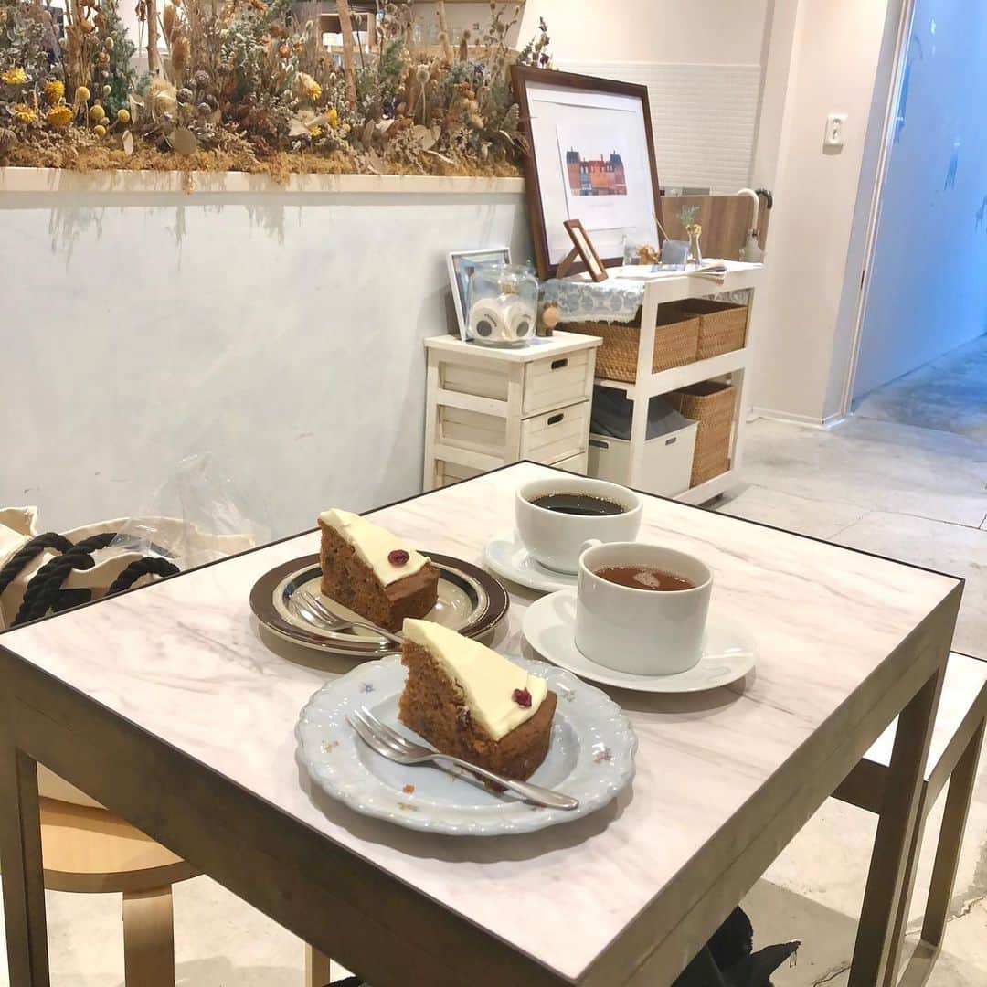 MOEKAさんのインスタグラム写真 - (MOEKAInstagram)「𓊆Fikafabriken𓊇 in⥲豪徳寺  𓊗キャロットケーキ ¥400  " スウェーデンの空気が流れる空間で誰もが魅力されるしっとりスパイシーな絶品キャロットケーキを…" ・ ------------❁𝚁𝚎𝚙𝚘𝚛𝚝❁---------- ・ @pan_matsuko ちゃんとの巡りでラストのお店~！ (豪徳寺散策にて2人とも心を鷲掴みにされたお店でもある) (キャロットケーキに癒された女子2人) ・ お店の外観は一見コーヒースタンド(?)みたいな焼き菓子しか売ってなさそうに見えたんだけど奥の扉を開けると思ったより広めなカフェのスペースがある❁ ・ 白い壁にドライフラワーが飾られたり特徴的な模様とかが描かれててまるで童話の中の部屋みたいで乙女心くすぐる〜🥺 ・ ------------❁𝙴𝚊𝚝❁------------ ・ 頼んだキャロットケーキは密度が濃くて滑らかな クリームチーズの上にちょこんとラズベリーが飾ってあって も〜可愛すぎーー！(萌え)(見た目だけで100点) ・ フォークで切ってみると固さは意外と普通めで 断面がにんじんのすり潰してあるのがしつかり 分かるくらい生地と絡み合ってて良い◎(萌え断) ・ 食べるとしっとりほろっとしてて美味しい〜!! (口角下がらん~) 思ったよりスパイシー感は少なめだけど 甘すぎないからバランスが良い◎ (にんじん感はそこまでないかなぁ) ・ FikaさんのキャロットケーキはThe王道！って 感じだったかな(キャロットケーキ初心者目線) 誰でも癖なく食べれる食感と密度と甘さで 本当にもう1回食べたい🥺 ・ ➦𝚙.𝚜:多分スウェーデン出身の店員さん(?)の瞳が透き通るくらい綺麗すぎてもう1回見つめられたい…🙈💕  ❏-------------𝚜𝚑𝚘𝚙 𝚒𝚗𝚏𝚘 ﻿------------❑  📍東京都世田谷区豪徳寺1-22-3   🍽営業時間⥲ 9:00〜18:00 🛌定休日⥲ 火・水 🚉最寄駅⥲ 豪徳寺から歩いて1分🚶‍♀️  ・ ・ ・ #豪徳寺カフェ  #豪徳寺グルメ  #キャロットケーキ  #キャロットケーキ部  #fikafabriken」12月18日 17時17分 - mogmog_moeka_mogmoe