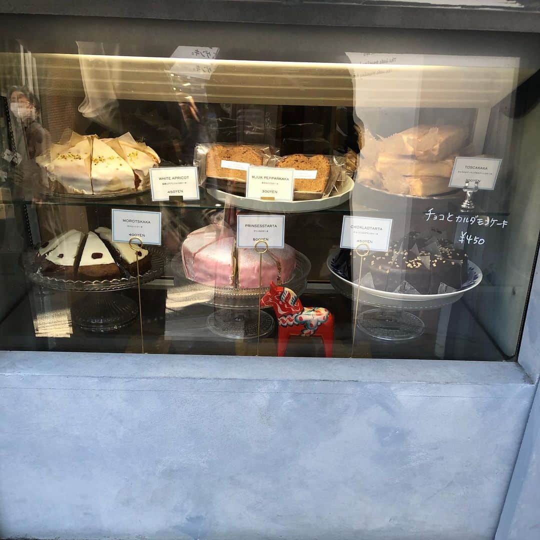 MOEKAさんのインスタグラム写真 - (MOEKAInstagram)「𓊆Fikafabriken𓊇 in⥲豪徳寺  𓊗キャロットケーキ ¥400  " スウェーデンの空気が流れる空間で誰もが魅力されるしっとりスパイシーな絶品キャロットケーキを…" ・ ------------❁𝚁𝚎𝚙𝚘𝚛𝚝❁---------- ・ @pan_matsuko ちゃんとの巡りでラストのお店~！ (豪徳寺散策にて2人とも心を鷲掴みにされたお店でもある) (キャロットケーキに癒された女子2人) ・ お店の外観は一見コーヒースタンド(?)みたいな焼き菓子しか売ってなさそうに見えたんだけど奥の扉を開けると思ったより広めなカフェのスペースがある❁ ・ 白い壁にドライフラワーが飾られたり特徴的な模様とかが描かれててまるで童話の中の部屋みたいで乙女心くすぐる〜🥺 ・ ------------❁𝙴𝚊𝚝❁------------ ・ 頼んだキャロットケーキは密度が濃くて滑らかな クリームチーズの上にちょこんとラズベリーが飾ってあって も〜可愛すぎーー！(萌え)(見た目だけで100点) ・ フォークで切ってみると固さは意外と普通めで 断面がにんじんのすり潰してあるのがしつかり 分かるくらい生地と絡み合ってて良い◎(萌え断) ・ 食べるとしっとりほろっとしてて美味しい〜!! (口角下がらん~) 思ったよりスパイシー感は少なめだけど 甘すぎないからバランスが良い◎ (にんじん感はそこまでないかなぁ) ・ FikaさんのキャロットケーキはThe王道！って 感じだったかな(キャロットケーキ初心者目線) 誰でも癖なく食べれる食感と密度と甘さで 本当にもう1回食べたい🥺 ・ ➦𝚙.𝚜:多分スウェーデン出身の店員さん(?)の瞳が透き通るくらい綺麗すぎてもう1回見つめられたい…🙈💕  ❏-------------𝚜𝚑𝚘𝚙 𝚒𝚗𝚏𝚘 ﻿------------❑  📍東京都世田谷区豪徳寺1-22-3   🍽営業時間⥲ 9:00〜18:00 🛌定休日⥲ 火・水 🚉最寄駅⥲ 豪徳寺から歩いて1分🚶‍♀️  ・ ・ ・ #豪徳寺カフェ  #豪徳寺グルメ  #キャロットケーキ  #キャロットケーキ部  #fikafabriken」12月18日 17時17分 - mogmog_moeka_mogmoe