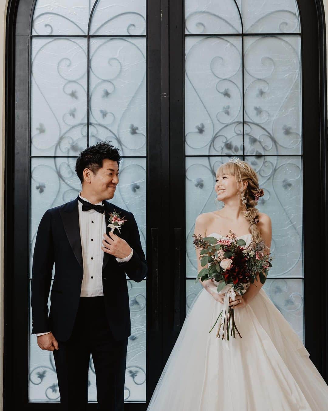 のインスタグラム：「ウェディングフォト💓続き✨  ネイル、マツエク、お肌のケアはいつもお世話になっている大好きな姉妹のサロンで🥰💕💕 @maimi_odashima @ato_odashima   宝物の婚約指輪は世界で一つの指輪を作ってくれる表参道の　@kensingtondiamonds さん💍✨  理想通りの可愛すぎるブーケやヘッドアクセは自由が丘の　@buriki_no_zyoro_official さん💐  ほんっとうに完璧だった😭🙏 こんな感じが良くてと話すとすぐわかってくれてスムーズで安心していたけど、当日出来上がりを見て感動しました😭💕✨  みなさんに感謝です🙏💕  #ウェディングフォト　#ウェディングネイル #ウェディングドレス  #ウェディングブーケ #ヘッドアクセ #flower #magnoliawhite #nail #婚約指輪　#ダイアモンド　#diamond」