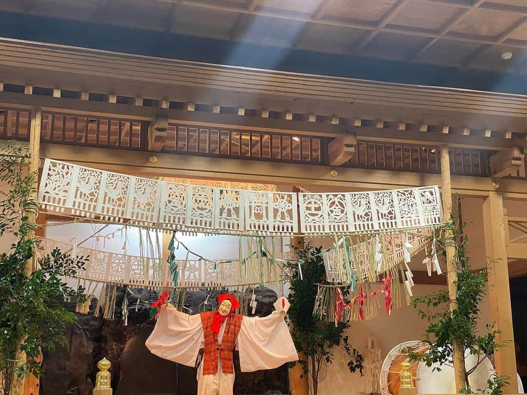 相馬絵美のインスタグラム：「【高千穂の夜神楽⛩】 天照大神が天の岩戸に隠れられた時に、天鈿女命が調子面白く舞ったのが始まりで伝承されている神楽。  毎年11月から2月にかけて各村々で夜通し踊られる長いものを、高千穂神社でギュギュッと短くしたものが毎晩観られます。  さて、昨日は土星が水瓶座入りして明日は木星が水瓶座入りしますね🪐 水瓶座時代に向けて天体も騒がしくなってきてますよ〜💫  20日のCBDローチョコ×YOGAイベントは有り難いことに満席となりました🙏✨✨✨ ありがとうございます♡  来られる方はCBDとローチョコとヨガとキャンドルのディープな世界に誘いますのでどうぞお楽しみに🧘‍♀️  #高千穂 #高千穂神楽 #岩戸神楽 #国指定重要無形民俗文化財  #4番の舞 #手力雄の舞 #鈿女の舞 #戸取の舞 #御神躰の舞 #水瓶座時代 #cbdローチョコレート  #yoga」