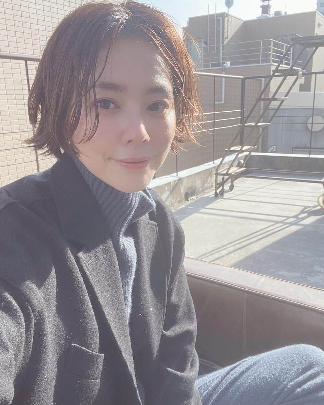 浅見れいなさんのインスタグラム写真 浅見れいなinstagram こんな所にソファーがあったから 撮影終わりに日向ぼっこしちゃったよ 寒かったけど 日が当たるとポカポカ スタジオはコロナ対策で開放感に溢れてるから 春物だと寒い あったまりました