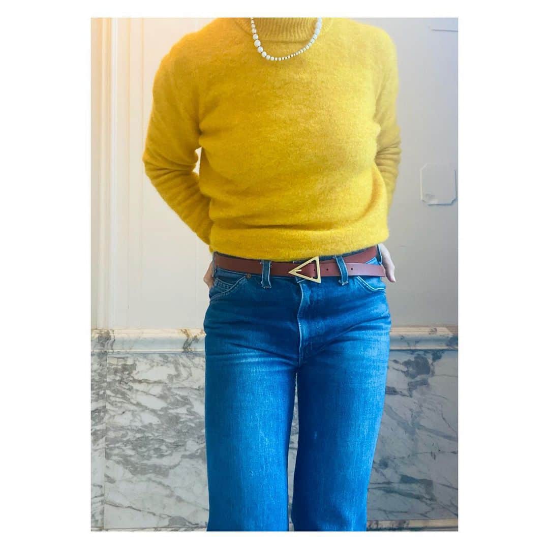のインスタグラム：「Friday Jumper Smith 💛 #bringsomesunshineintoyourday #Staywarm #rikastudios #myfavouritethingsknitwear」