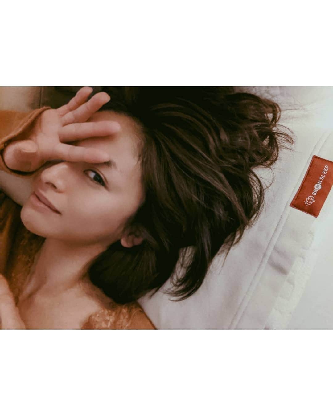 Yoshiko Kris-Webb クリス-ウェブ佳子さんのインスタグラム写真 - (Yoshiko Kris-Webb クリス-ウェブ佳子Instagram)「大事なのは長さよりも質。眠ることが大好きなので、これまで色々な枕を試してきましたが… 😴 #脳眠 なんだそれ！？でしょう？  😴 『スタンフォード式 最高の睡眠』の著者で睡眠研究の第一人者、西野精治さんが開発を手がけたBrain Sleep Pillow。 😴 今年の私は#ブレインスリープピロー で脳冷眠しています。詳しくは2枚目の20秒動画をご覧くださいっ。  @zzzland_official #PR」12月18日 17時21分 - tokyodame