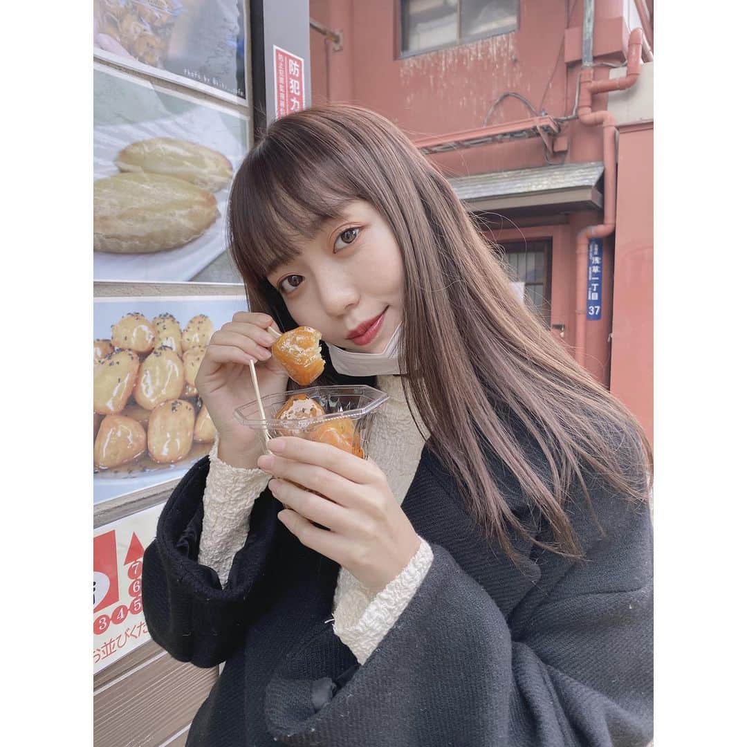 野島樺乃のインスタグラム：「ずっと前に行った浅草寺 おみくじの結果は、あ、察してください...☺️ 大学芋美味しかった。  #浅草 #浅草グルメ #おみくじ #🥲」
