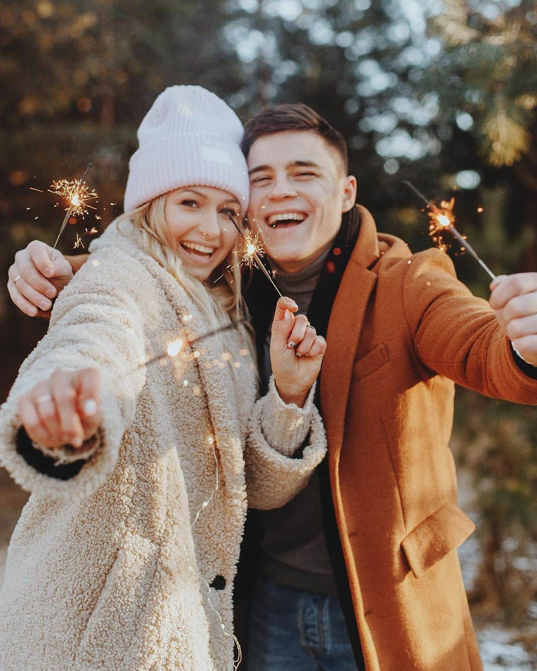 ダリア・スピリドーノワのインスタグラム：「Обожаю @nikushkarus 🥰 ⠀ Сегодня наш день 18.12.18🖤 У нас ещё столько всего впереди✨🥂 ⠀ Люблю тебя , спасибо что делаешь меня самой счастливой, дальше больше🍾  ПРИСТЕГНУЛАСЬ😸❤️」
