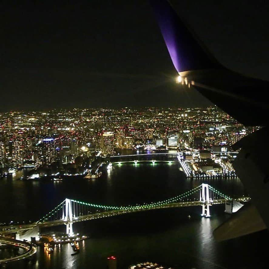 ANAさんのインスタグラム写真 - (ANAInstagram)「東京夜景をひとり占め﻿ （Photo：@mr.ana_ja899a）﻿ ﻿ #東京夜景 #レインボーブリッジ夜景 #うっとり #お台場 #ランドマーク #夜景撮影 #夜景好きな人と繋がりたい #夜景スポット #機窓から #機窓夜景 #機窓からの景色 #ウイングレット #ソラマニ_マドカラ #それぞれの旅計画 #nightveiw #rainbowbridge #odaiba #winglet #window #flight #anablue #airplane #anaairplane #camera #ana_jp ﻿ ﻿ 機窓からの風景は「#ソラマニ_マドカラ」をつけて投稿してね📷インスタやANAの各メディアでご紹介していきます💙」12月18日 17時30分 - ana.japan