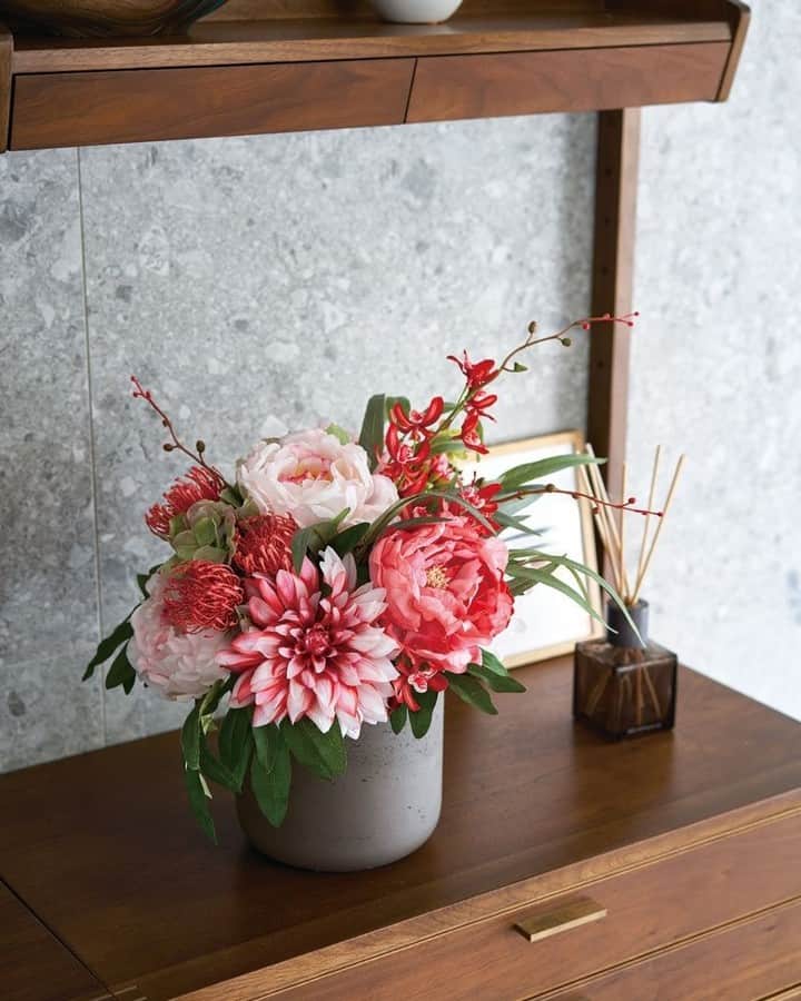 東京堂アーティフィシャルフラワーMAGIQのインスタグラム：「・ 【アーティフィシャルで季節を迎える】 ～Ｗinter Color Flower＊New Year (ウィンターカラーフラワー＊新春） ～ ・ FM1231-2.52　ベルーナピオニー FM1788-103　リカルドダリア FM1452-3　カミラオーキッド FM9160-52　キャンディピンクッション FM807-23　カレンハイドレンジアピック FG4518　ニコルユーカリスプレー FM1506　シキミアグランデ DT71002　山ゴケ CF40205-8　カッセルユーポット  ・ 【ハッピーニューイヤー！🌄キャンペーン】開催中！ 期間:2020年12月8日(火)〜2021年1月3日(日) 入賞→ ６名 発表→ 1月7日(木) 、8日（金） ・ ●テーマ 【新春(お正月)🎍】の写真を投稿してください。 ・ 応募は簡単！ 以下参加方法にて、どなたでも参加OKです。 ◎参加方法 ① @magiq.jp をフォロー ② #magiq新春2021 をタグ付けて投稿して下さい！ ・ 皆さまのご参加をお待ちしております！！ ・ #MAGIQ #MAGIQのある暮らし #TOKYODO #東京堂 #アーティフィシャルフラワー #アーティフィシャル #アートフラワー #造花  #フェイクフラワー  #花のある暮らし #花のある生活 #お正月飾り繋がりたい #花を飾る #インテリア #インテリアフラワー  #フラワーアレンジメント デザイン #フラワーアレンジメント #フラワーアレンジ #アレンジメント #artificial #artificialflower #flowerofinstagram #flowersoninstagram #花藝 #꽃스타그램 #조화 #新春 #お正月飾り #お正月アレンジ」