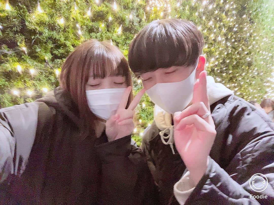 みさねのインスタグラム：「ㅤ 🎅🏻🎁❤️ ㅤ もうすぐクリスマスじゃね☃️みんなは何するん？うちらはたぶん家に引きこもり🏡笑 ㅤ フィルターはFoodieのIN2！イルミも顔も綺麗に撮れるけんおすすめ🥲💕 ㅤ #カップル #カップルフォト #カップルコーデ #クリスマス #デート #フーディーカメラ #foodietieup #ペアルック」