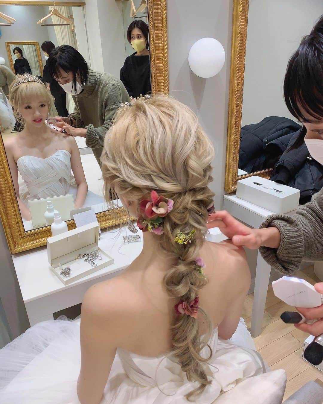 のインスタグラム：「ウェディングフォト💓ラスト✨ 夫やスタッフの方が撮ってくれたオフショット🥳  早く結婚式をしたかったけど今回のウェディングフォトで大満足🤣❤️ プリンセス気分を存分に味わえました👸✌️w けど早く出来るといいなぁ🙏⛪️  身体絞り頑張った〜🤣💪 家でプランクや筋トレする私を横目に夫は若干申し訳なさそうに最後まで晩酌を続けておりましたw  沢山投稿しちゃったな😂💦  マグノリアホワイトさんチームの皆様、ありがとうございました❣️❣️🙏✨  #ウェディングフォト #ウェディングドレス #マグノリアホワイト　#magnoliawhite」