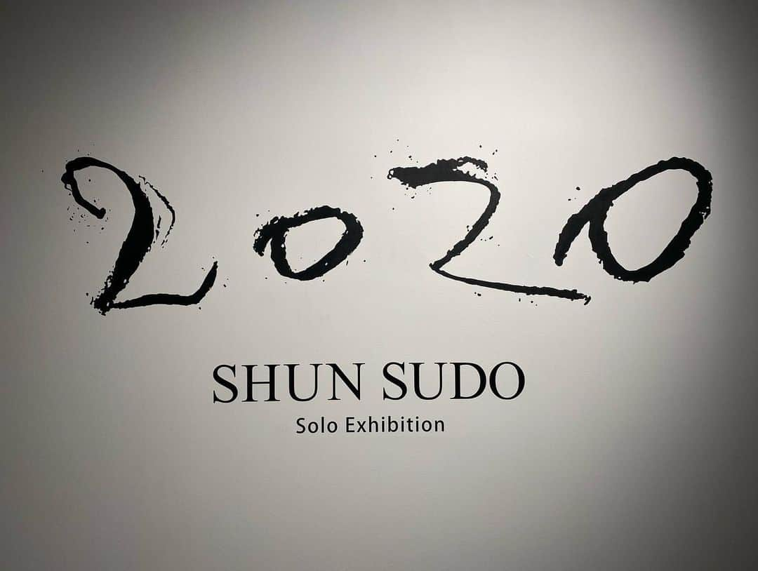 Emilyさんのインスタグラム写真 - (EmilyInstagram)「しゅんかんかっこよすぎだべ。 @shun_sudo の個展へ行ってきた。2020年を振り返ると思い当たることばっかな作品だったな。 しゅんかん、おめでとう🎈」12月18日 17時32分 - emily_honebone