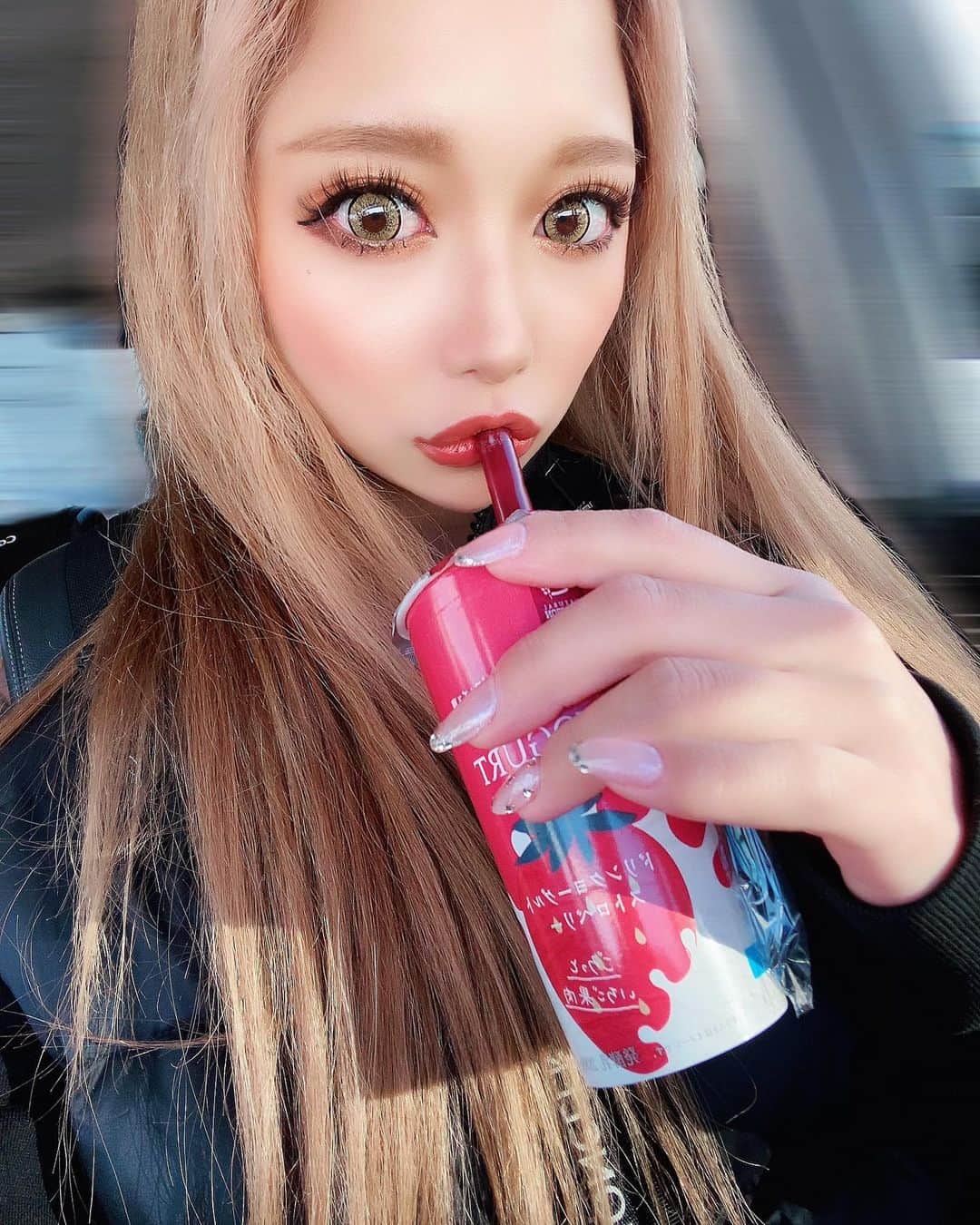 のインスタグラム：「. １年以上ぶりに @tokyodoor 行って マツエクとネイルの同時施術を してもらったよーっ👀💅 . 時短になるから同時施術 ありがたすぎる🥺💕 ネイルはまた別投稿します！ . マツエクは800本 付けてもらってバサバサ♡ 自睫毛が伸びててびっくり🤣 もっと生えそろったら マツパにしてみよーかな🌟 . 今回もありがとうございました✨ 同時施術が出来るから 時短で済ませたい方 是非行ってみてください‼️ . . #マツエク#ネイル#同時施術#👀💅」