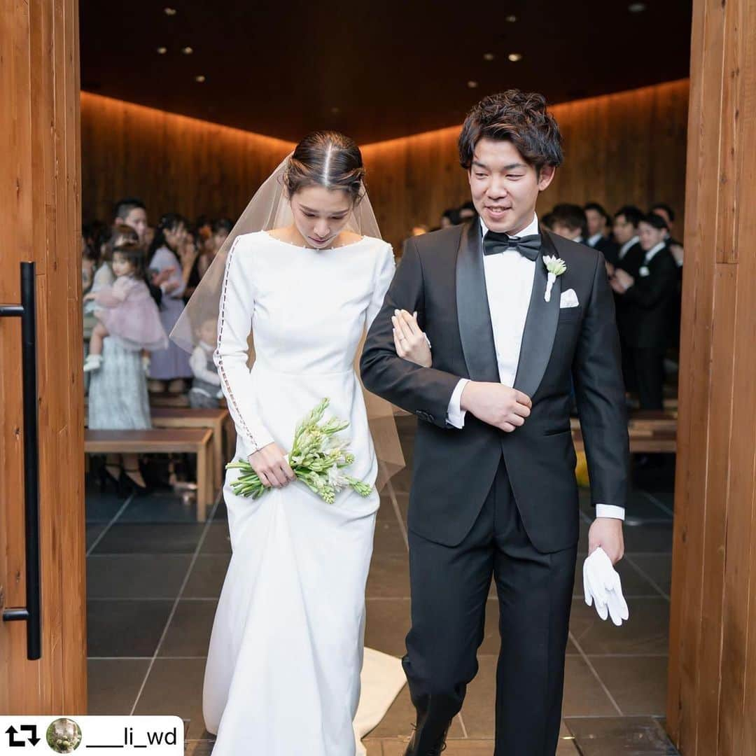 order dress カルリエ クチュールのインスタグラム：「. 【Carlier Couture's bride】 a beautiful winter bride thank you @___li_wd ♡ . . #repost @___li_wd ・・・ . . 思い出浸り〜 ウエディングドレスは ずっとずっとロングスリーブが良い！ と思ってたから 当日、ロングスリーブのドレスが着れて良かったな〜🤍🤍🤍 . 清く、シンプルに個性も交ぜて ブーケは1種類！！でまとめたかった . #trunkhotelwedding#trunk花嫁#trunk挙式#トランクホテル花嫁#トランクホテル挙式#トランクホテルウェディング#2019冬婚#ゼクシィ2019#ハナコレ#ハナコレ花嫁#結婚式準備#プレ花嫁#ウエディングソムリエ#ウエディングソムリエアンバサダー#archdays花嫁#ハナフォト#卒花#ゼクシィ花嫁#ゼクシィ2020」