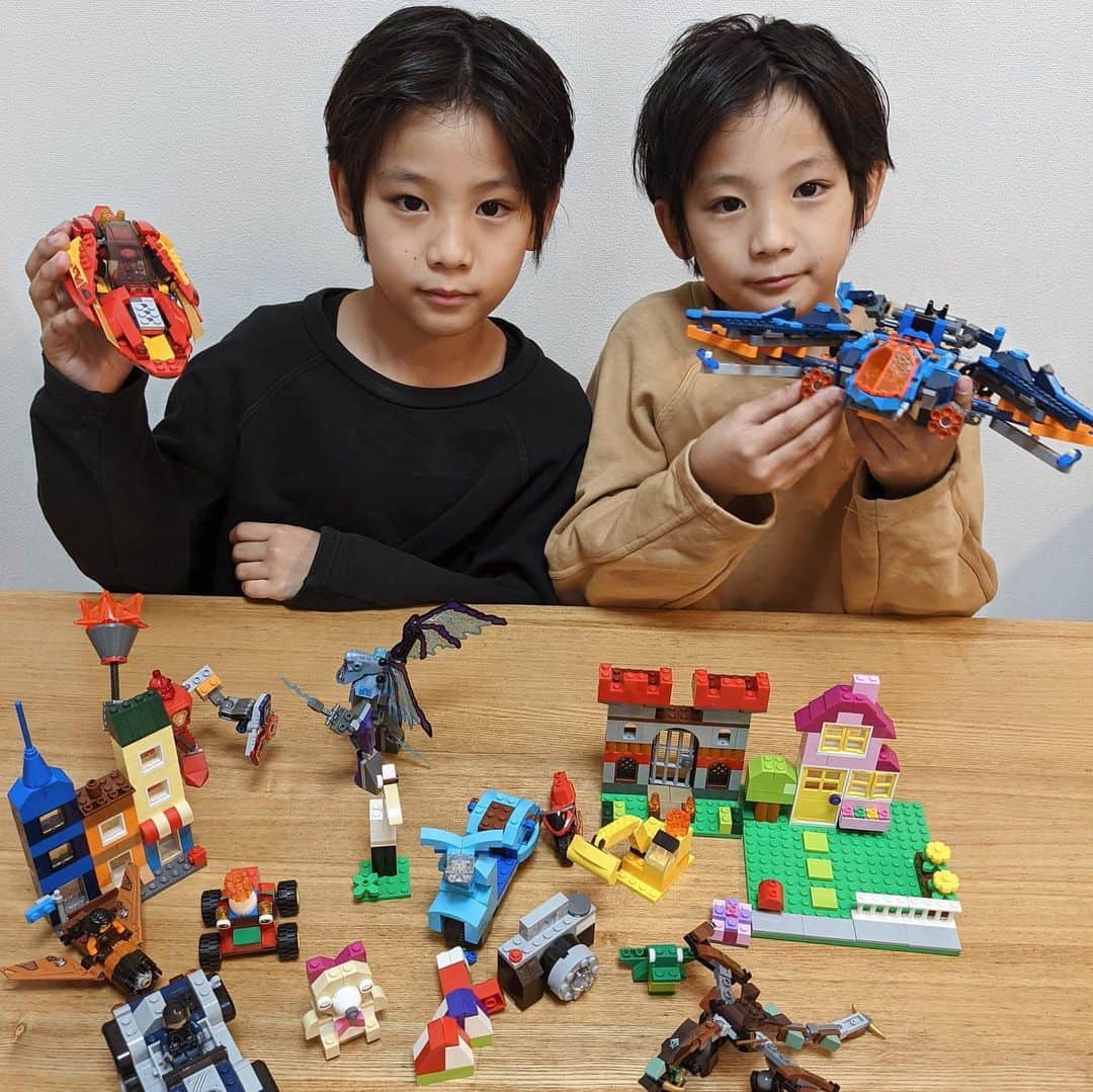 ayakoさんのインスタグラム写真 - (ayakoInstagram)「❤︎ LEGOで遊び出すと 止まらない2人 LEGOで遊んでる時は 本当に楽しそう❗️想像力を使って 気づくといろんなものを作ってた😍 小さい子から大人まで遊べるLEGO * * #ハッピークリスマスをつなげよう #BuildtoGive キャンペーンに参加します❗️ このキャンペーンはレゴで作ったクリスマスオーナメントをハッシュタグ 「#ハッピークリスマスをつなげよう #BuildtoGive」をつけて投稿することにより その数だけおもちゃを必要とする世界中の子供達にレゴがプレゼントプレゼントされるキャンペーンで期間は11月4日〜12月27日です！ おうちにあるLEGOで想像力使っていろんなオーナメント作って投稿してみてね🥰　 URL：https://legojapanbuildtogive.com/ ❤︎ #ハッピークリスマスをつなげよう #BuildtoGive #pr @lego」12月18日 17時40分 - ayaya315