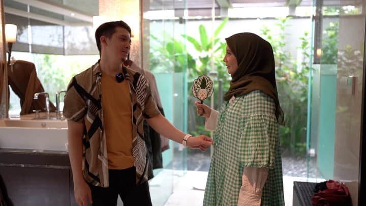 のインスタグラム：「Dear Hyung dan maemunah yg baik hati , karna banyak yg nanya baju yg kia pake photoshoot di Bali , kia mau kasih baju favorite kia ini buat give a way 🥰 cara nya tonton Youtube terbaru The Sungkars Family dan tebak ada berapa adegan  kia bilang “hi baby” dan dimana background nya di Episode ini ??  ( Contoh : 1 x pas di kamar mandi )  komen di Youtube The sungkars Family yaaa ( bukan di instagram ya hyung🐛)   Ini cuman contoh yaaa Tonton sampe abis biar gak salah , Good luck 😘  Link di bio」