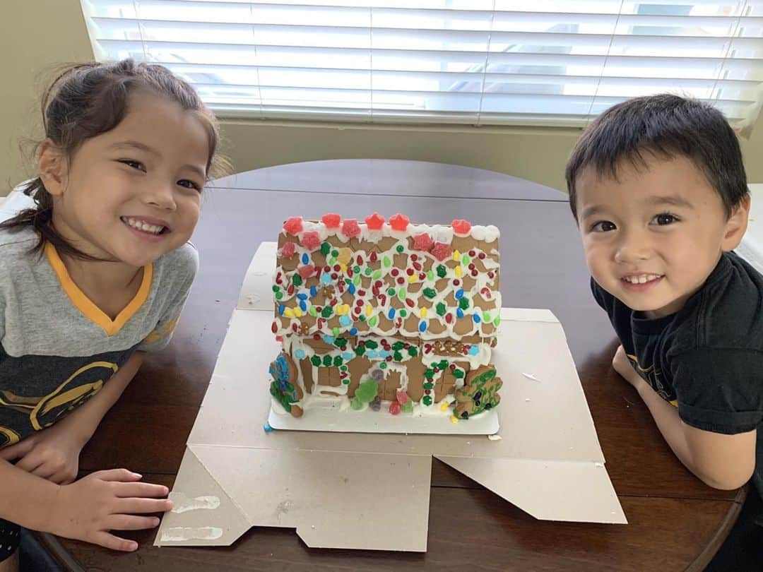 エリナ シルカのインスタグラム：「The twins made their gingerbread houses today 🎄 双子の個性がそれぞれ出てて面白い作品となりました😁」