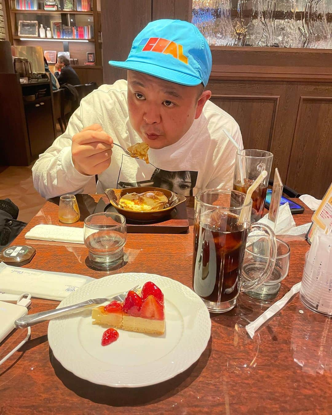 児玉智洋さんのインスタグラム写真 - (児玉智洋Instagram)「ネタ作ろうかと思ったけどケーキ食べちゃったの。  『シン・ゴリラ』 〜新ネタ3本〜 今月26日です。 無限大ドーム1 ゲスト　うるとらブギーズ　ジェラードン  よろしくお願いします！」12月18日 17時49分 - damadama456