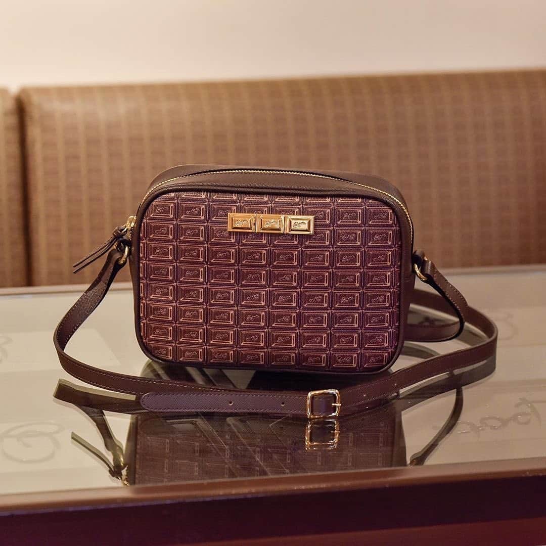 のインスタグラム：「*****  【RESTOCK】 Mini Cross Body Bag ・Strawberry ×  Chocolate ・Chocolate (inner brown) ・Chocolate (inner pink)  Just retocked for pre-order! Getting ready for up-coming new year. Make a new year sweeter. 🍫✨  #qpot #qpotjapan #madeinjapan #qpotaccessory #qpotaccessories #キューポット #qpotbag #chocolate #strawberry #bagoftheday」