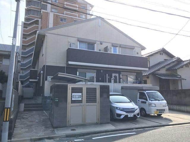 グッドルームさんのインスタグラム写真 - (グッドルームInstagram)「君が毎日いい夢を見れますように……♩  福岡 #姪浜 1LDK 36.84㎡  ▼ 朝日と君の寝顔  ----------------------  ゆったりひとり暮らしを楽しめる1LDK。  リビングには棚付きの対面式キッチン。 小さな家族のためのお料理も頑張れる〜！ 3口コンロにグリル付きで使いやすさも◎  4帖ほどの洋室にはセミダブルベッドがいいかな。 ゆっくり眠って次の日も頑張りましょう♩  収納は少しコンパクトですが、 玄関とキッチン周りにもあるのが嬉しいな〜 生活感少なくスッキリ暮らせそう！  サニタリーの設備も整っていました。 お風呂は浴室乾燥機に追焚機能付き。 窓にはシャッター付きで防犯面も安心です♩  ・⁠ こちらの物件は実際に住めるお部屋です。詳細はストーリー、ハイライトにて！⁠ ・⁠ こだわりのお部屋探しは、@goodroom_jp から URLをチェック！⁣⁣⁣⁣⁣⁣⁣⁣⁣⠀⁣⠀⁠ ・⠀⁠ ※最新のお家賃につきましては、リンク先物件ページからご確認ください。⁠ ⁠・⁠ #fukuoka #goodroom #interiordesign #decoration  #myhome #homedesign #interiordecor #urbanlife #apartment  #生活 #お部屋探し #日々の暮らし #引っ越し #賃貸 #丁寧な暮らし #暮らしを整える #お洒落な暮らし #理想の空間 #間取り図 #シンプルな暮らし #福岡 #福岡賃貸 #二人暮らし #2人暮らし #1LDK #1LDK賃貸 #ナチュラルな家  #対面キッチン  #白い空間」12月18日 18時00分 - goodroom_jp