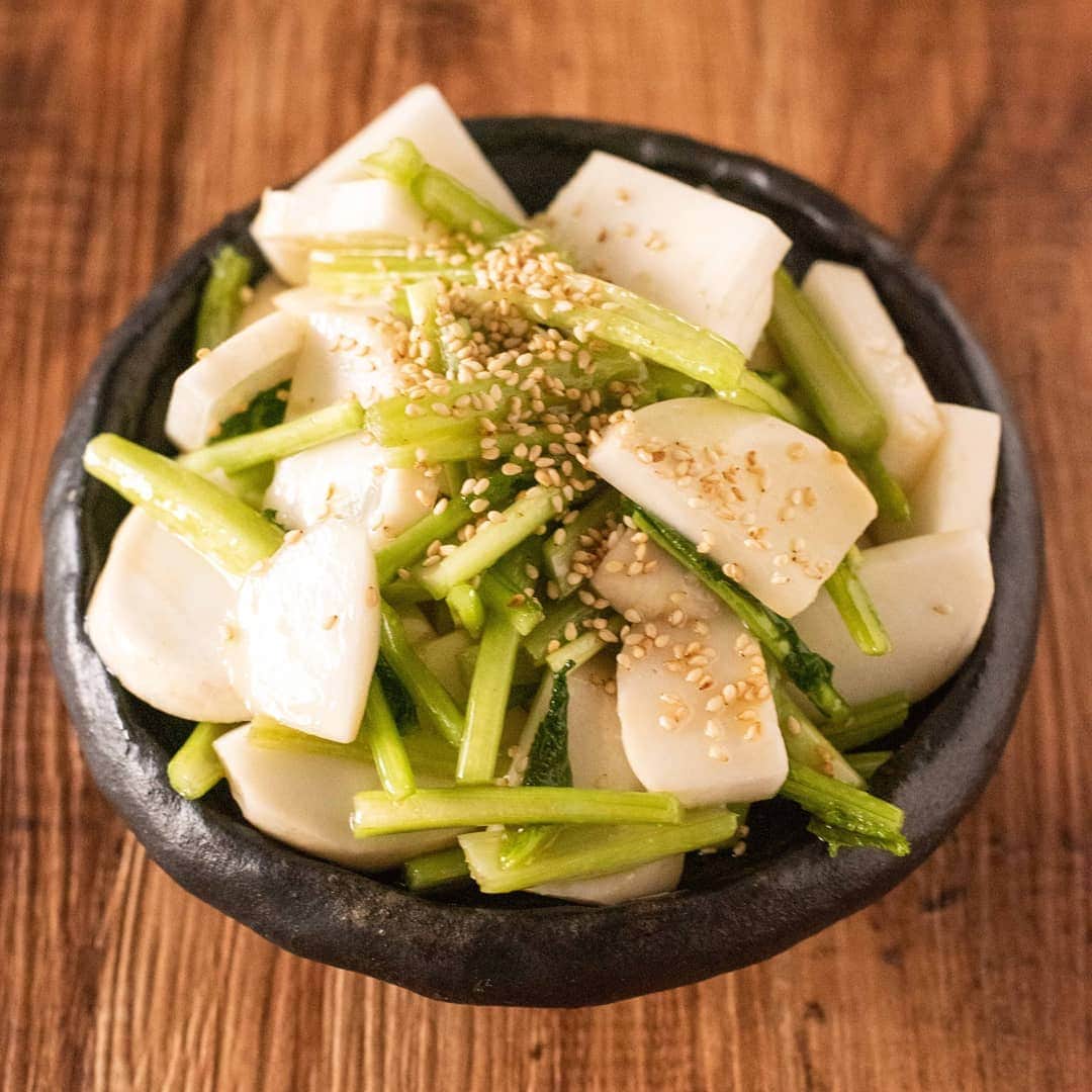 アルペンザルツ公式Instagramのインスタグラム：「レシピあり🌿🥢 「カブのナムル」の作り方 * カブの美味しい季節ですね🙋‍♂️✨ 簡単にパパっと作れる副菜にもオススメの１品をご紹介します！ * * 今回のレシピは、 @ouchigohan_ojisan さんに作ってもらいました！ * [井口タクトさんからのワンポイント] アルペンザルツとごま油だけで、とっても美味しい副菜が完成します。 ごま油の香りが美味しいよ！ * * ぜひ参考に作ってみてくださいね！ * * 【クリスマスプレゼントキャンペーン実施中！】 ・ @alpensalz_jp をフォロー、この投稿にいいね！をしてくれた方の中から10名様にアルペンザルツとハーブ入りアルペンザルツのセットをプレゼント。Instagram でご紹介しているレシピを参考にクリスマスパーティーで活躍させてくださいね！ ・ 🎁応募方法 1. @alpensalz_jp のアカウントをフォロー 2. この投稿をいいね！で完了 ・ 🎁応募期間 2020年12月20日 23:59まで ・ 🎁プレゼント賞品 アルペンザルツ 250g ハーブ入りアルペンザルツ 125g 各1本、10名様 ・ 🎁当選発表 当選者の方へDMにてご連絡させていただきます。 ・ 🎁注意事項 賞品の発送は日本国内に限らせていただきます。 お一人様1回までのご応募となります。 お届けする商品は変更になる場合があります。 選定や決定に関するご質問にはお答えできかねます。 本キャンペーンはInstagramが支援、承認、運営、関与するものではありません。 * * ∴♔∴∴♔∴ Ⓡ Ⓔ Ⓒ Ⓘ Ⓟ Ⓔ ∴♔∴∴♔∴ * 「カブのナムル」 * 【材料】 カブ…3個 アルペンザルツ…小さじ1/2 ごま油…大さじ1 ごま…適量 * * 【作り方】 ①かぶを水で洗い、食べやすい大きさに切る。 * ②アルペンザルツとごま油を加え、冷蔵庫で10分ほど寝かせる。 * ③器に盛り、ごまを振り完成。 * * #アルペンザルツ #塩 #美味しい塩 * #今日のごはん #手作りごはん #簡単レシピ #おかず #レシピ #食卓 #節約 #献立 #家庭料理 #節約生活 #自炊 #ランチ #家ごはん #時短レシピ #簡単レシピ #おいしい #料理 #美味しい #おうちごはん #手作り料理 #手料理 #料理好きな人と繋がりたい #塩レシピ #ナムル #副菜レシピ」