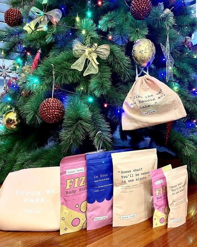 frank bodyさんのインスタグラム写真 - (frank bodyInstagram)「#letsbefrank, I look just as sweet under a tree as I do in your shower. 🇬🇧 UK babes, there's still time to get me there: my shipping cutoff closes on the 21st of December. Click express and get the nicest gifts for naughty babes. Like my limited edition Scrub Fest Kit and Shower Party Kit. Tap to shop. 👆」12月18日 18時01分 - frank_bod