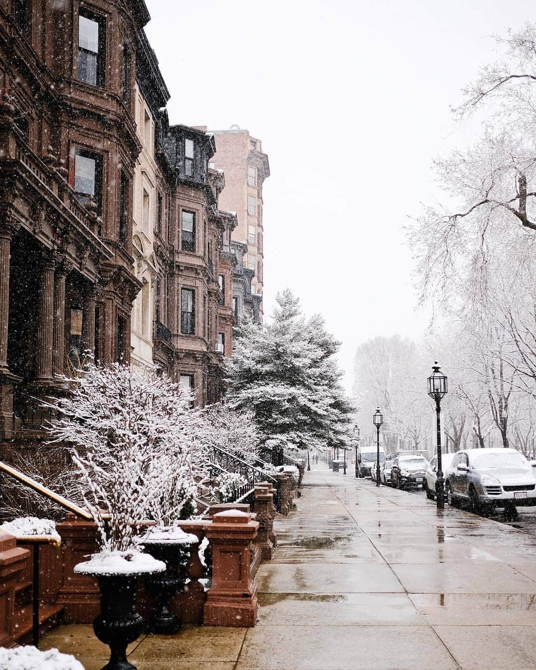 BEAUTIFUL DESTINATIONSさんのインスタグラム写真 - (BEAUTIFUL DESTINATIONSInstagram)「Boston blanketed in snow! 😍 Swipe left to check out spectacular photographs of the city during the wintertime, a dreamy winter affair. Isn't it like living inside a snow globe? ❄️   If you're just staying where you are this season, don't let winter freeze the fun—what are your favorite traditions during this time? ☕️  📸 @kimmyn_ 📍 Boston, US」12月18日 18時02分 - beautifuldestinations
