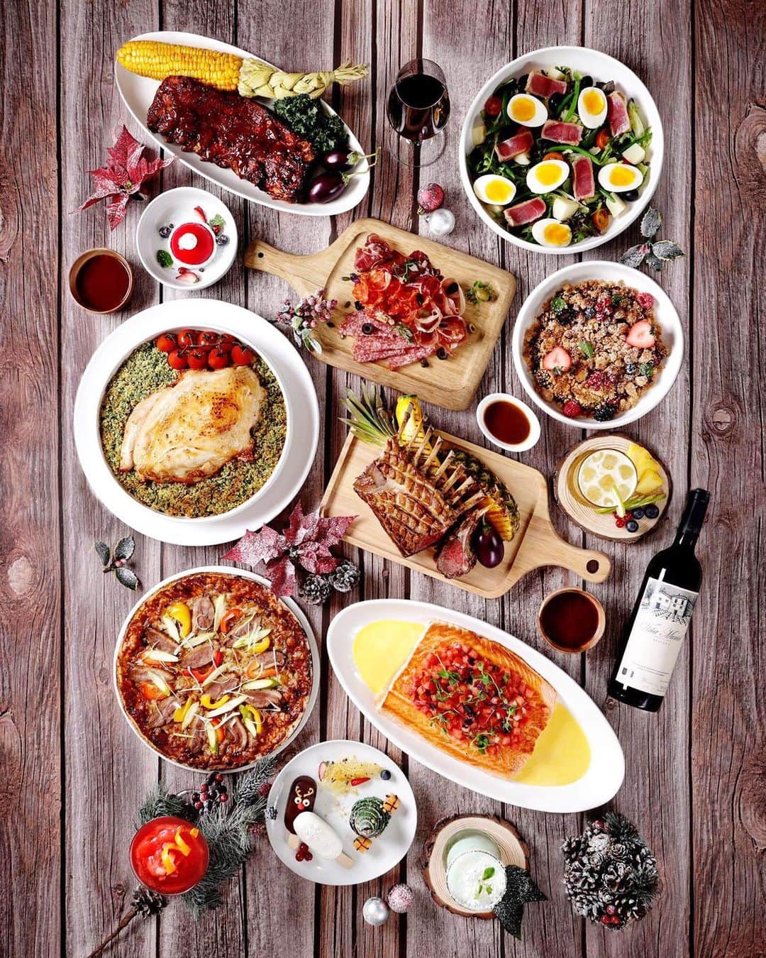 I.T IS INSPIRATIONさんのインスタグラム写真 - (I.T IS INSPIRATIONInstagram)「Get your Christmas feast ready for a magical and unconventional festive season with friends and family at home. - Check out the menu from the link at bio and place your order soon! - #cafeatoffwhite #christmasfeast #christmasmenu #christmasdelivery」12月18日 17時54分 - ithk