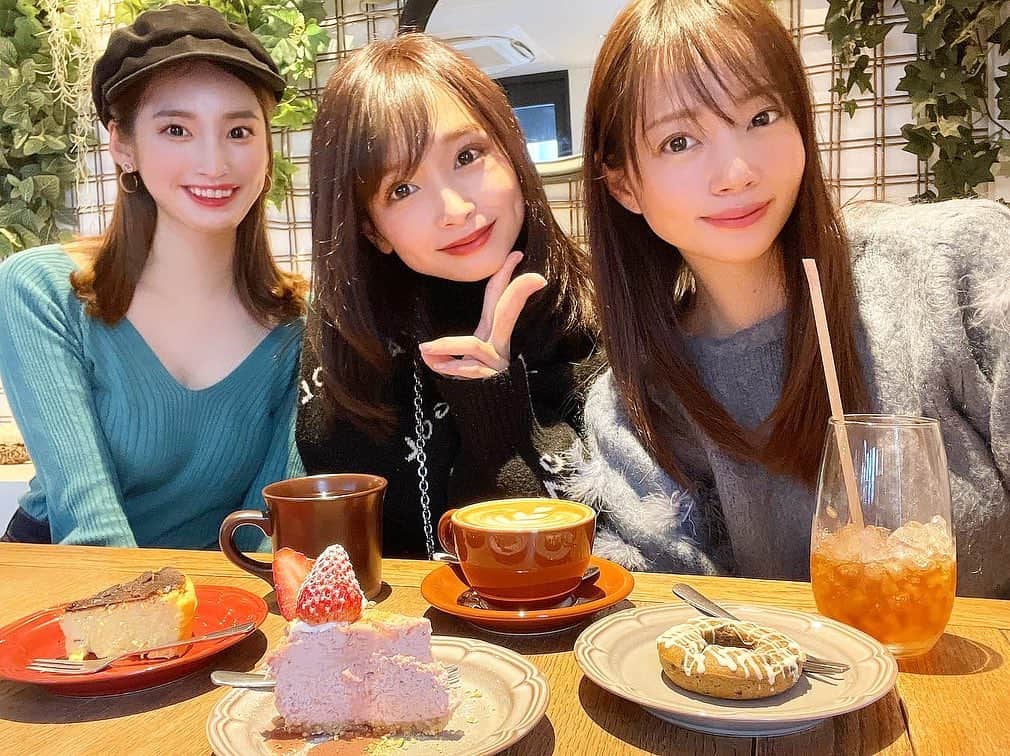 岩佐しおりのインスタグラム：「✔️☕️🍰 ・ こんばんは🌙 一昨日に気になってたオシャレカフェ @cafesansnom_akasaka で 大好きなお姉さまたちと 広島女子会したよ〜♡ 楽しくてつい長居してしまった🤣 私は期間限定いちごレアチーズケーキを 頼みました🍓(期間限定に弱い。) 濃厚ないちご感がたまりませんでした🤤 次はバスクチーズケーキ食べたいな✨ 美女とオシャレカフェは もう最高ですねっ🤚💕笑 ありがとうございましたっ♫ また広島女子会しましょう🥰🤪 ・ #カフェ #東京カフェ #赤坂カフェ #カフェ巡り #チーズケーキ #女子会 #cafesansnom」