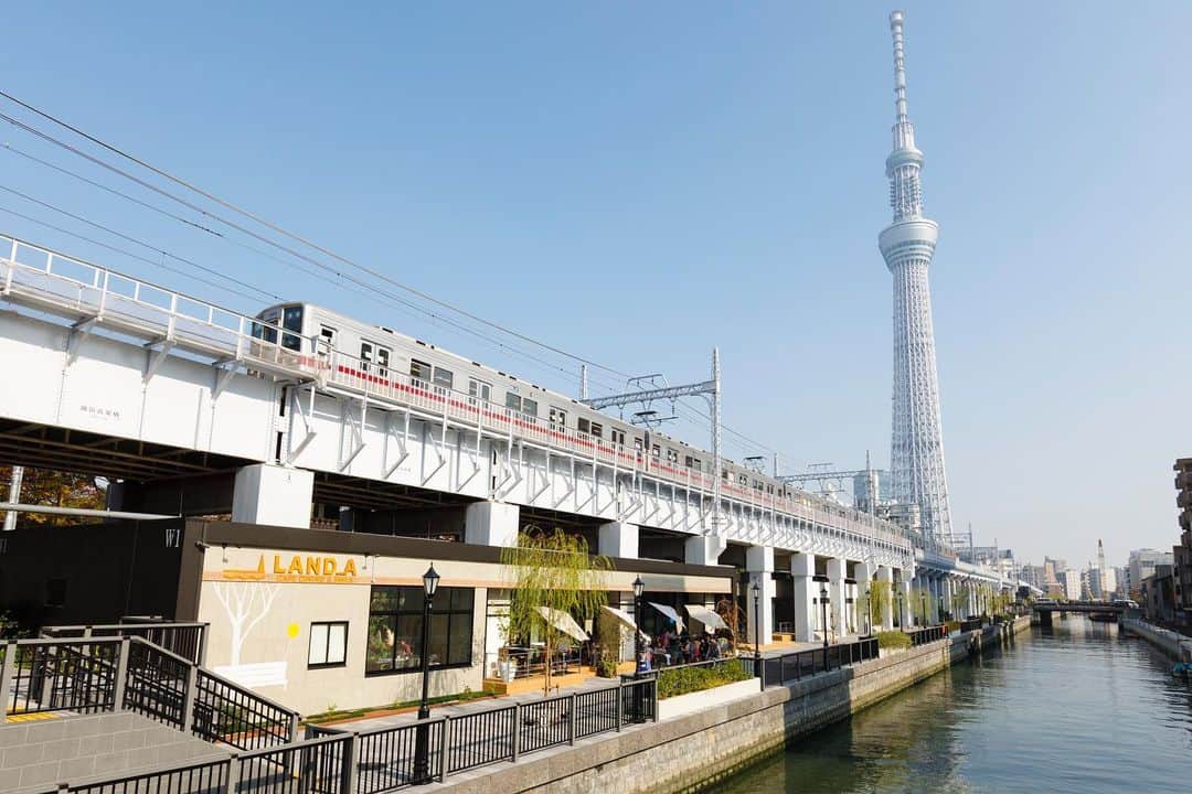 ことりっぷさんのインスタグラム写真 - (ことりっぷInstagram)「公園と川に囲まれた下町の新スポット「東京ミズマチ(R) （ @tokyo_mizumachi ）」が浅草駅からとうきょうスカイツリー駅間を結ぶ鉄道高架下に2020年6月から順次オープン♪下町で有名な和菓子店や新業態のカフェなど全12店舗の個性あふれるお店の他、ホステルや産業支援施設が集まっています。テラス席で川を眺めながらのんびりしたり、お食事をテイクアウトして公園でピクニック気分を味わったり、楽しみ方は無限大。モーニングからディナーまで1日中楽しめますよ。﻿ ﻿ --------------------﻿ #ことりっぷweb では、 「東京ミズマチ(R)」の楽しみ方を紹介しています。詳しくはトップページのURLからご覧ください。﻿ @cotrip_official﻿ --------------------﻿ ﻿ #ことりっぷ #ことりっぷアプリ #旅行 #trip #東京都 #東京 #tokyo #墨田区カフェ #東京ミズマチ #ミズマチ #東京スカイツリー #スカイツリー #すみだリバーウォーク #いちや #すみずみ #むうや#deusexmachinaasakusa  #ig_japan　#visitjapan　#japantrip　#japantravel」12月18日 17時57分 - cotrip_official