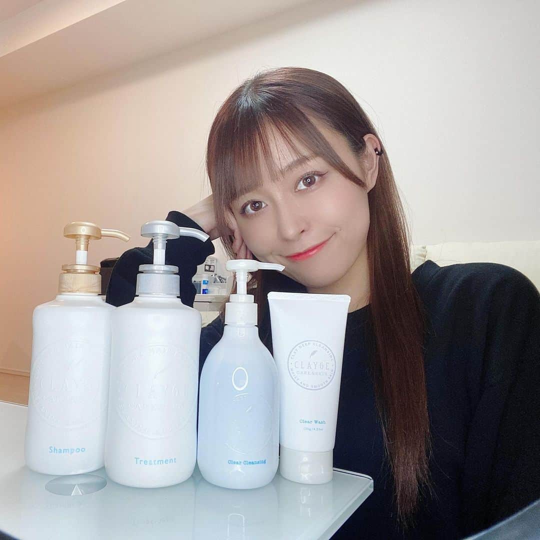 歩乃華（ほのらん）のインスタグラム：「NEWシャンプー、トリートメント、 クレンジング、洗顔の４点は シリーズで揃えてクレージュに🥰 シリーズ商品全てに“クレイ”の成分入ってる☺️ シャンプーは２本使い切ったことあるけど 容器だけ少しリニューアルされたらしい！  💙シャンプー&トリートメントS 市販で売ってる中でもクレージュのヘアケアは口コミも良いし大好き！ いい匂い、ボトル可愛い、洗い上がりサラサラしっとりで何も不満ない🥺 妹と毛質全然違うけど妹も良いって言ってた🥰  💙 クレンジングジェル&洗顔フォーム クレイ配合されてるから 毛穴の奥の黒ずみに良いらしい🥺 クレンジングのポンプタイプ嬉しい！ 洗顔は洗い上がりめっちゃさっぱりしてる🥰 両方とも落ちがいいし毛穴キレイになる🥺  高いもの大事に使うのも好き！ でもこれは全部プチプラ価格で良いから おすすめしやすい😍 気になったら みんなも揃えてみて下さい☺️💓 (ゆーて人気やからみんな使ったことあるよな🥺笑) @clayge_official  #CLAYGE #クレージュ #CLAYGE_ad」