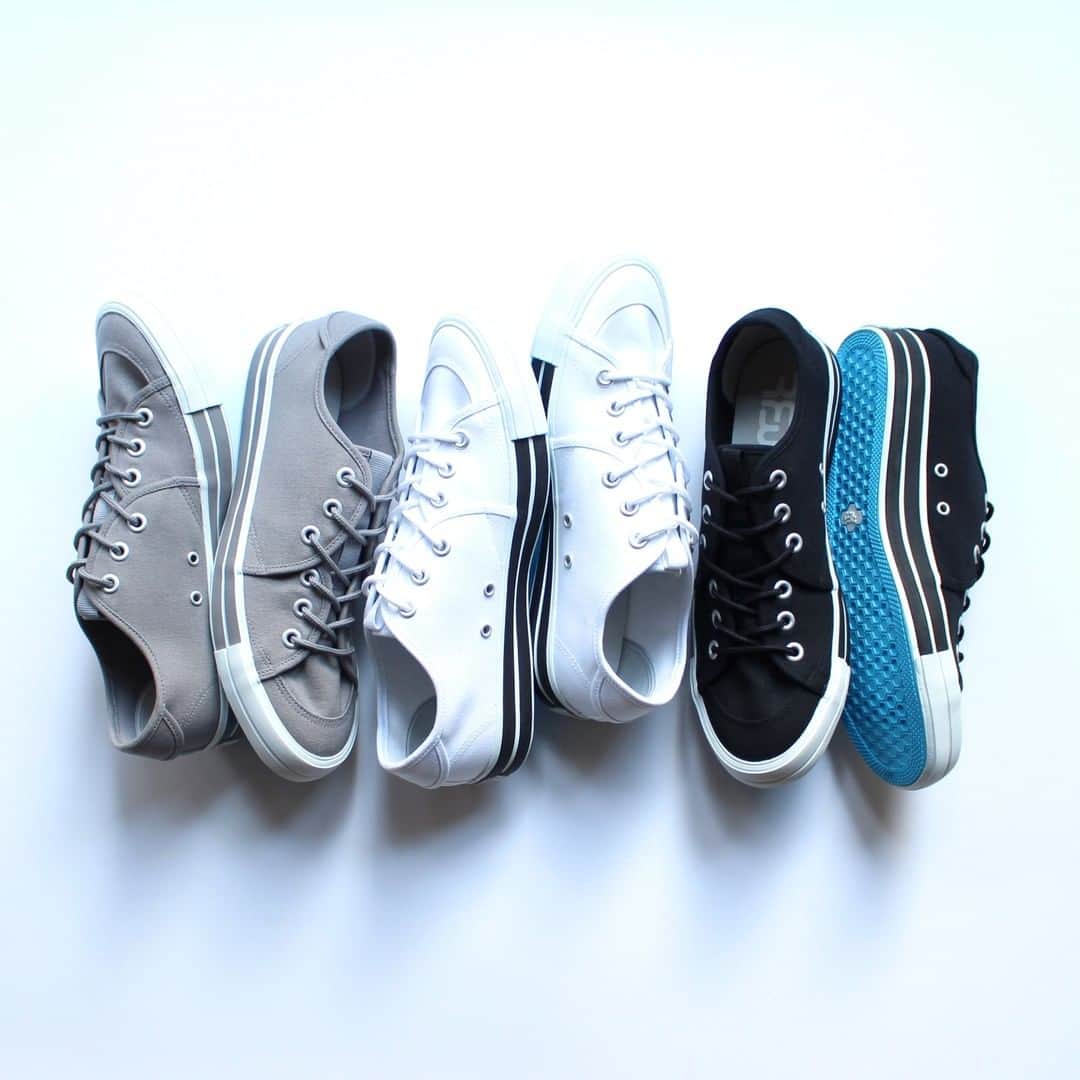 のインスタグラム：「《RFW 2020AW》  SANDWICH-LO STANDARD -Black/White/Grey- ¥11,000-  RFW定番のモデル"サンドイッチ"  2枚に分かれた羽根の立体感や ソールの2本のラインまで同色で仕上げており 上品な雰囲気も醸し出しております。 初めてRFWをお手に取るお客様にも 自信を持っておすすめします。  www.rfwtokyo.com  #rfw #rfwtokyo #rhythmfootwear #sneaker #sneakers #kicks #instashoes #instakicks #sneakerhead #sneakerheads #nicekicks #sneakerfreak #kickstagram #2020aw #autum #winter #tokyo #shibuya #東京 #渋谷 #rpm #rhythmprimarymarket #black #white #grey」