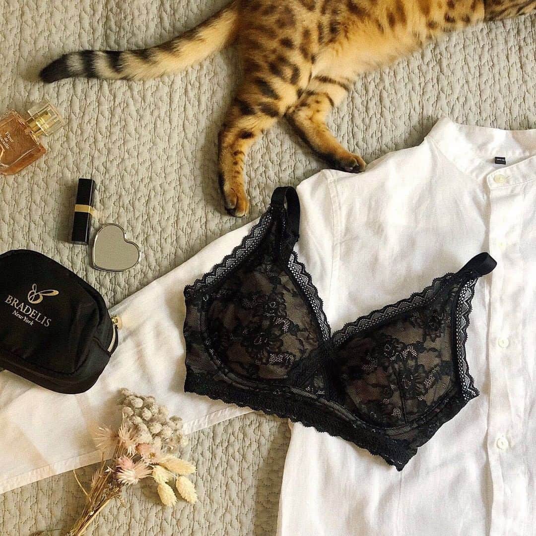 BradelisNewYork/ブラデリスニューヨークのインスタグラム：「. ブラデリスのノンワイヤーブラで、 綺麗のために心と体をリラックス.♡+゜  縦横2方向に伸縮するストレッチレースが からだの動きにあわせてフィットし、 快適な着け心地の《ANGEL Bralette》  バックスタイルまで美しく映える、 総レースデザインですが、 モールド加工をほどこしたつなぎ目のないパターンで アウターに響きにくいので ノンワイヤーブラだけど、 お出かけの日にももちろんOK◎  お気に入りのコーディネートに取り入れてみて♪ . . . #ブラデリスミー #bradelisme #エンジェルブラレット #angelbralette  #ノンワイヤーブラ #補整ノンワイヤーブラ #ブラデリス #bradelis #育乳 #補整ブラ #補整下着」