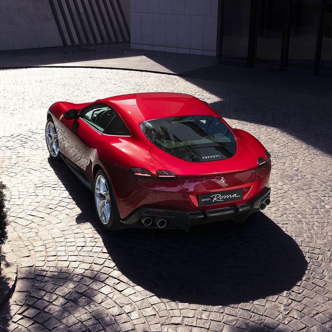 フェラーリさんのインスタグラム写真 - (フェラーリInstagram)「Ultimate elegance: the #FerrariRoma brings #LaNuovaDolceVita to #Beijing. The model’s silhouette is the result of a minimal design with sinuous lines that preserve the car’s purity of form. Its incredible powertrain, a V8 engine capable of delivering 620 cv, represents the pinnacle of performance in its category. #Ferrari」12月18日 18時00分 - ferrari