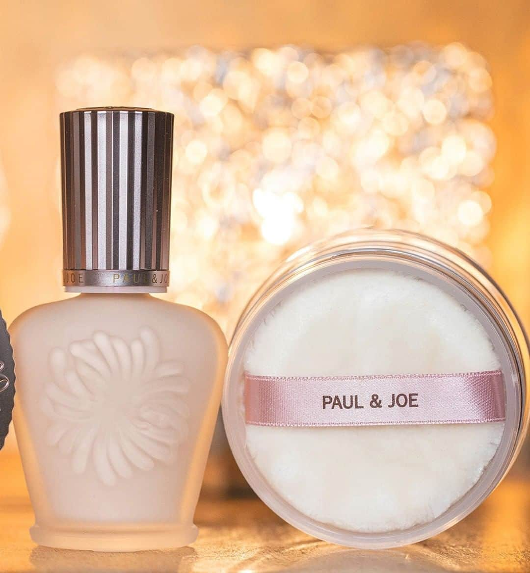 PAUL & JOE BEAUTEさんのインスタグラム写真 - (PAUL & JOE BEAUTEInstagram)「・ Our illuminating duo: a primer and loose powder that both use the light diffusing effects of lavender pearl to create the appearance of bright, beautiful, and radiant skin.  The Illuminating Loose Powder alone contains 6 types of plate powders, including lavender pearl, along with smoothing and “glossy” powders made from pearl powder to give skin a natural, but radiant glow without a hint of grease.  ■Illuminating Foundation Primer 30ml SPF20 PA++ ■Illuminating Loose Powder Available now!  ラベンダーパールの光コントロール効果で 透明感のある輝くような明るいツヤ肌に 仕立てるプライマーとルース パウダー。  ルース パウダーは、ラベンダーパールを始めとした6種の板状パウダーに加えて 本物の真珠を粉末にしたなめらかで光沢のあるパウダーを配合。ギラつくことなく、上質で明るい輝きを放つツヤ肌に。  ■ラトゥー エクラ ファンデーション プライマー N 30ml 4,000円 SPF20 PA++ ■ラトゥー エクラ ルース パウダー 5,000円 〈店頭とオンラインショップで発売中〉 #PaulandJoe #paulandjoebeaute #ポールアンドジョー  #basemakeup #primer #beautiful #beauty #instagood #instabeauty  #ベースメイク  #雪肌 #ラトゥー #ラベンダーパール #美容 #美肌 #ツヤ肌 #透明感 #コスメ垢 #デパコス #プライマー #マスクメイク #うるおい #保湿」12月18日 18時00分 - paulandjoe_beaute