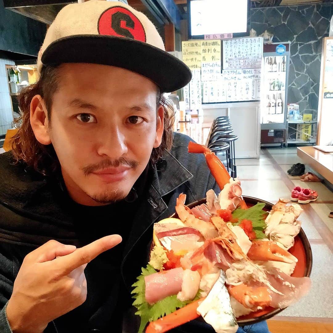 のインスタグラム：「#新潟 #寺泊 で #海鮮丼 🐟食らいました🍴   この大きさ！👈そしてカニさんまで！🦀  新鮮で美味しかった🙏  #旅 #日本 #旅人 #japan」
