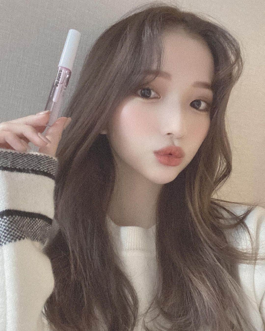 南りほのインスタグラム：「愛用中のPHOEBEのまつ毛美容液💋🖤 私のYouTube見てくださってる方はお分かりの通り…長さと毛質がかなり育ってくれます🤭💗 まつ育のコメントがかなり多かったので載せますね🖤 #phoebebeautyup #フィービービューティーアップ #まつげ美容液 #sponsored」