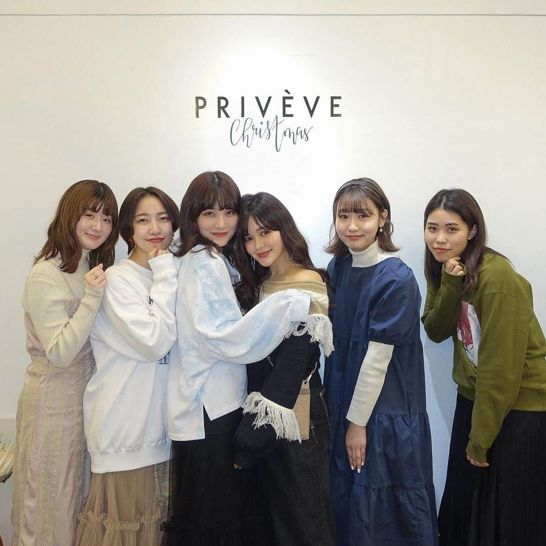 junko onagi ／小梛準子のインスタグラム：「@priveve_priveve  Christmas イベントから1週間🎄❤︎  改めてありがとうございました🥰❤︎ この日撮った&今までたくさん撮り溜めている写真は少しずつ、　　@privevestaff_onagijunko に更新頑張ります👐笑  今年はこのメンバーに出会えて いっしょに働く事ができて とても充実していました✨  毎日周りに感謝💕 バタバタとしているうちにすぐに年が明けてしまいそうで怖いですが、、、頑張るぞー🔥  #priveve #プリヴェヴェ #privevestaff #アパレルスタッフ #イベント #アパレル #アパレル店員 #christmasイベント #周り #感謝 #メンバー #たくさん #うち #笑 #写真 #更新 #1週間 #充実 #いっしょ #クリスマス #パーティー #スタッフ #学生 #ディレクター #登録者 #グループ #人 #笑みを浮かべてください #男 #幸せ」