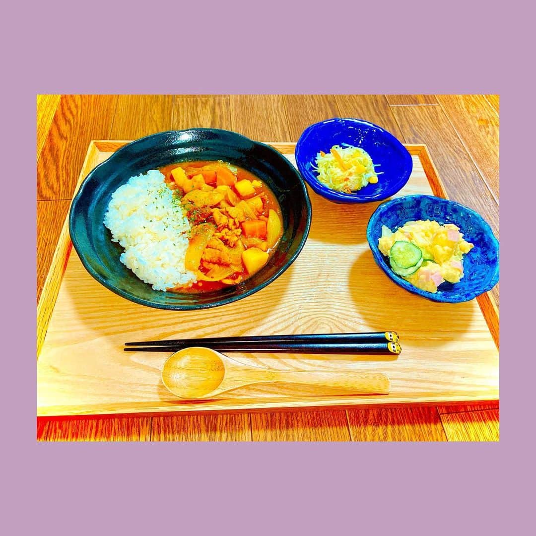福島雪菜のインスタグラム：「今日の晩ごはん( ˶˙ᵕ˙˶ ) * ✧カレーライス🍛 　（弟はカレーうどん） ✧ポテトサラダ 　（弟用サラダ） ✧コールスロー 　（妹用サラダ） * この青色のお皿２つは妹の 手作りなんです☺️ 素敵なので、よく使わせてもらってます。 * * #手料理❤️ #おうちごはん」