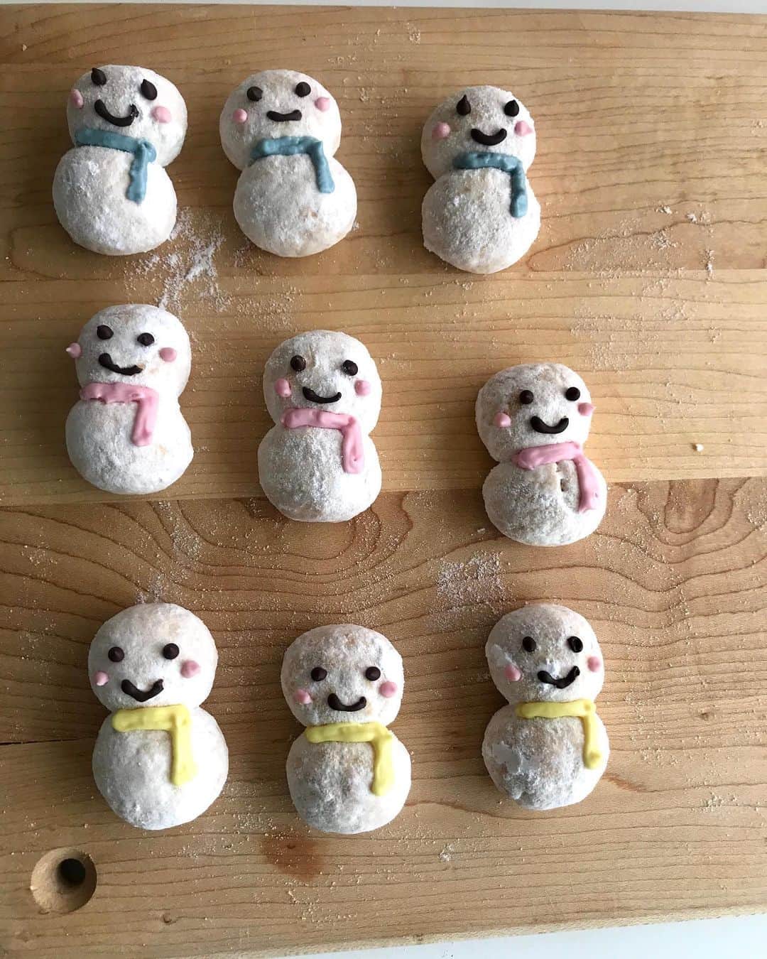福田淳子さんのインスタグラム写真 - (福田淳子Instagram)「雪だるまスノーボール⛄️﻿ ﻿ 今日、クックパッドを見ていて「私のお菓子ににてるなー」と思ったら自分のお菓子でした（笑）﻿ ﻿ 今、クックパッドのページで『cookpad plas 2021年冬号』で紹介した「雪だるまスノーボール」のレシピが紹介されています。誰でも見れるのでぜひ見てみてください。クッキー自体は材料４つです…。配合さえ間違えなければ、サクサクほろほろに出来上がります。（他のお菓子もおすすめばかりなので、気に入ったらぜひ本誌をご覧下さい）﻿ ﻿ クックパッドトップページ → ニュース → スイーツで探してくださいね。﻿ ﻿ #junjunchristmas﻿ #cookpadplas﻿ #スノーボール﻿ #雪だるまスノーボール」12月18日 18時04分 - junjunfukuda