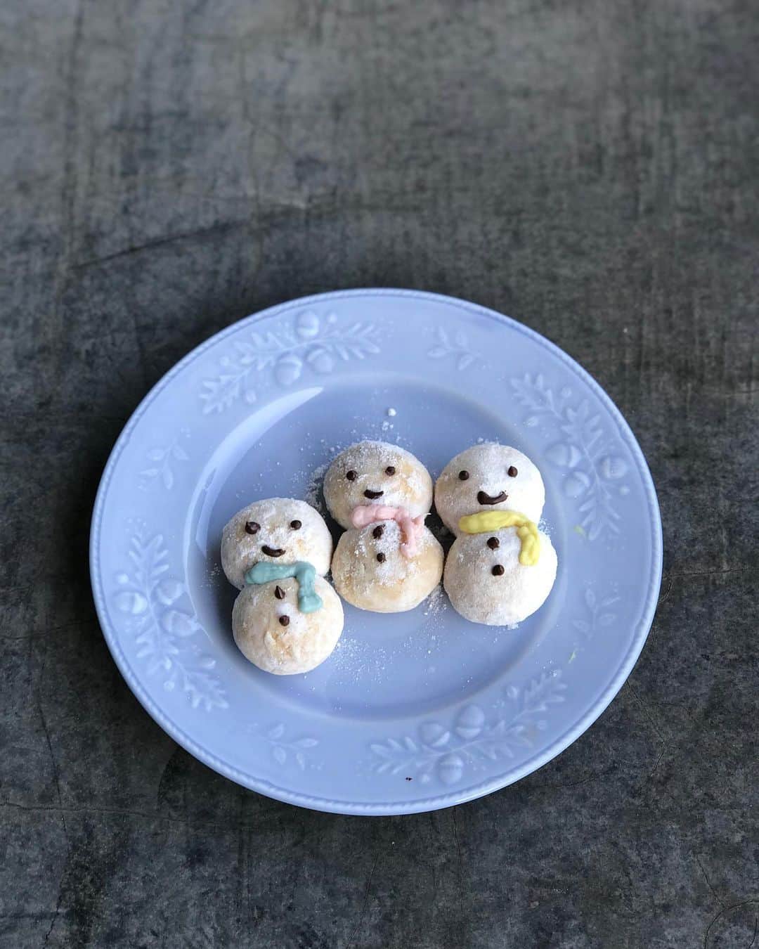 福田淳子のインスタグラム：「雪だるまスノーボール⛄️﻿ ﻿ 今日、クックパッドを見ていて「私のお菓子ににてるなー」と思ったら自分のお菓子でした（笑）﻿ ﻿ 今、クックパッドのページで『cookpad plas 2021年冬号』で紹介した「雪だるまスノーボール」のレシピが紹介されています。誰でも見れるのでぜひ見てみてください。クッキー自体は材料４つです…。配合さえ間違えなければ、サクサクほろほろに出来上がります。（他のお菓子もおすすめばかりなので、気に入ったらぜひ本誌をご覧下さい）﻿ ﻿ クックパッドトップページ → ニュース → スイーツで探してくださいね。﻿ ﻿ #junjunchristmas﻿ #cookpadplas﻿ #スノーボール﻿ #雪だるまスノーボール」
