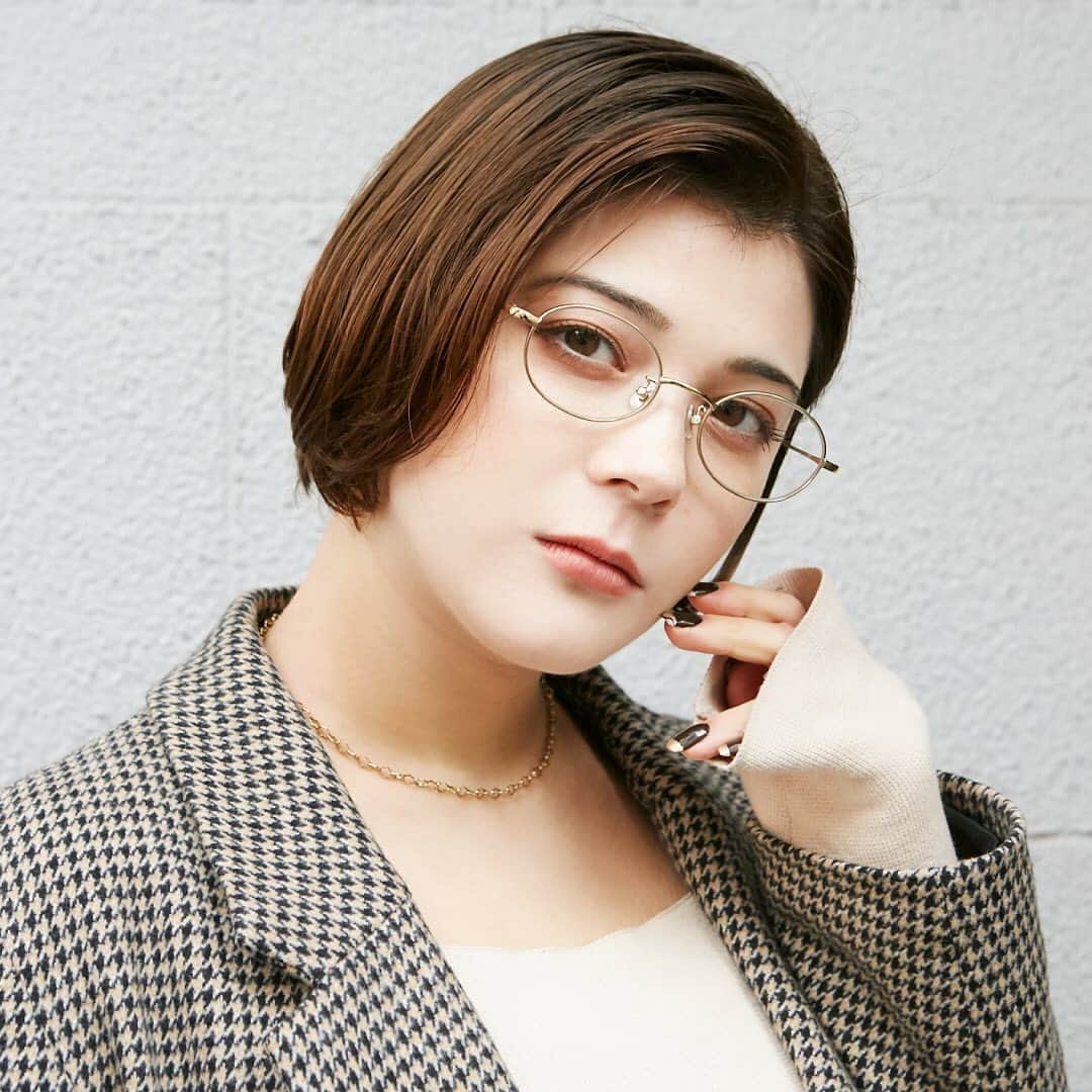 Zoff Officialのインスタグラム：「Zoff×スカルプD 顔の型別『メガネと目元メイク』三角顔さん編🍓  フェイスラインがシャープな三角顔さんは、印象をやわらげてくれる、丸みがあって顔幅と近い幅のフレームを選ぶとバランスよくメガネをかけこなせます。 おすすめの型⇒オーバル、ボストンなど  ▽ HOW TO MAKE UP クールな印象に見られやすいので、アイメイクはタレ目を意識してみて。ブラウン系のアイシャドウでグラデーションをつくり、濃いめのブラウンを二重幅にON。アイラインは目尻を少し下げぎみに引き、マスカラも目尻中心にたっぷりと。チークは頬の高い位置に丸く入れると優しい印象に！ 前夜、まつ毛美容液でまつ毛ケアもお忘れなく。  ▽ ITEM メガネ【Zoff】 ZF202012_56E1 ¥5,500(税込)  アイメイク【スカルプDまつ毛美容液シリーズ】 ピュアフリーアイラッシュセラム プレミアム ピュアフリーアイライナー(ダークブラウン) ピュアフリーマスカラ(ダークブラウン) *まつ毛美容液プレミアムはまつ毛ケア成分が2倍配合 *マスカラとアイライナーにもまつ毛ケア成分配合でこの3種類を使用すると24時間まつ毛ケアができます  ✨PRESENT✨ モデル着用のメガネとアイメイク用品3点をすべてセットにして3名様にプレゼントします。 応募方法：本アカウントで公開されているこのプレゼントに関するストーリーズ投稿にリアクションで応募。ぷハイライトからもご応募いただけます。 応募期間：2020年12月31日 23:59まで  Model @leia_n_yyy Photographer @pinocobanana  #Zoff #EyePerformance #glasses #eyewear #makeup #メガネ #メガネ女子 #メガネコーデ #スカルプD #スカルプDまつ毛美容液 #まつ毛ケア #アイメイク #美容」