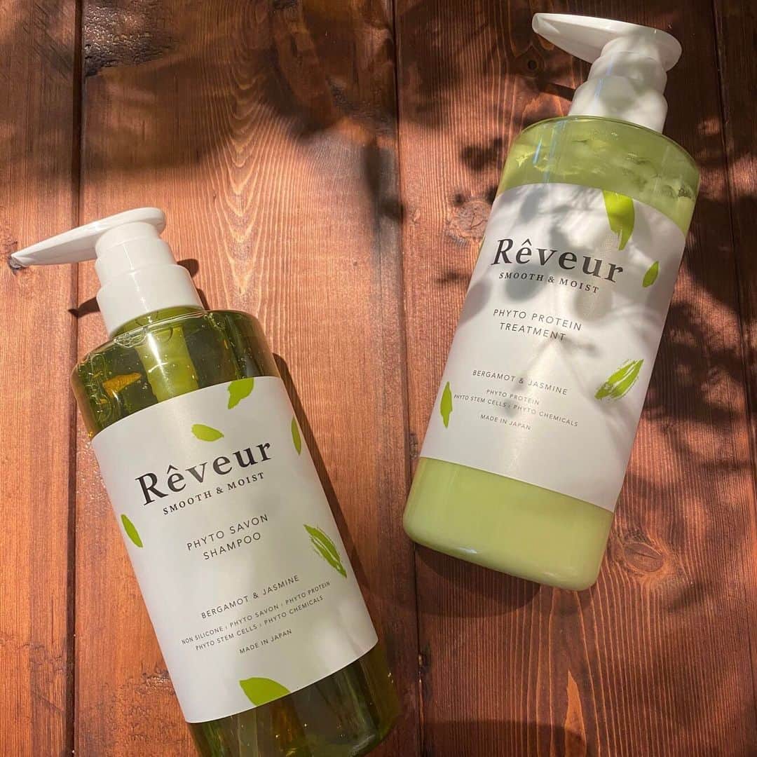Rêveur(レヴール) のインスタグラム：「洗いながらたんぱく質を補給するフィトプロテインヘアケアシリーズ。 香りにもこだわり、果実がとろけたようなタイプ別の香りを 2種類ご用意しました。  緑のスムース＆モイスト シャンプー／トリートメントは、 太陽の光を浴びたベルガモットの香りにジャスミンの上品な香りが合わさった 爽やかさの中に華やかさが広がる香りです。  トップノート..ネロリ／ベルガモット／タンジェリン／ラベンダー ミドルノート..ジャスミンサンバック／プチグレン／バーベナ／オレンジブロッサム ラストノート..ムスク／アンバー  ＼1年間の感謝の気持ちを込めて、キャンペーンを実施中！ 詳しくはキャンペーン投稿をチェック！／  @reveur_official @reveur_shopmap #レヴール #reveur #フィトプロテイン #プロテインシャンプー #ヘアケア #たんぱく質 #プロテイン #プロテイン女子 #ノンシリコンシャンプー  #植物性たんぱく質 #ツヤ髪 #艶髪 #美髪 #ダメージケア #保湿 #ヘアケア用品  #頭皮ケア #サラサラ #幹細胞コスメ #植物性 #美髪細胞 #シャンプー #トリートメント」