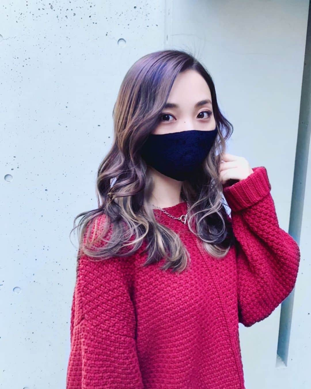 鈴木友梨耶のインスタグラム：「イメチェンです💞  パープルグレーです。 シルバーグレーのイヤリングカラーいれました♪  色落ちの黄ばみを消したいと相談したら凄く素敵なカラーになって嬉しい！ 色落ち過程も楽しみです♪  #ROSEAREAL #ロザリオ #鈴木姉妹 #鈴木友梨耶 #hair #haircolor #hairstyles #kpop #newhair #イメチェン #ヘアカラー」