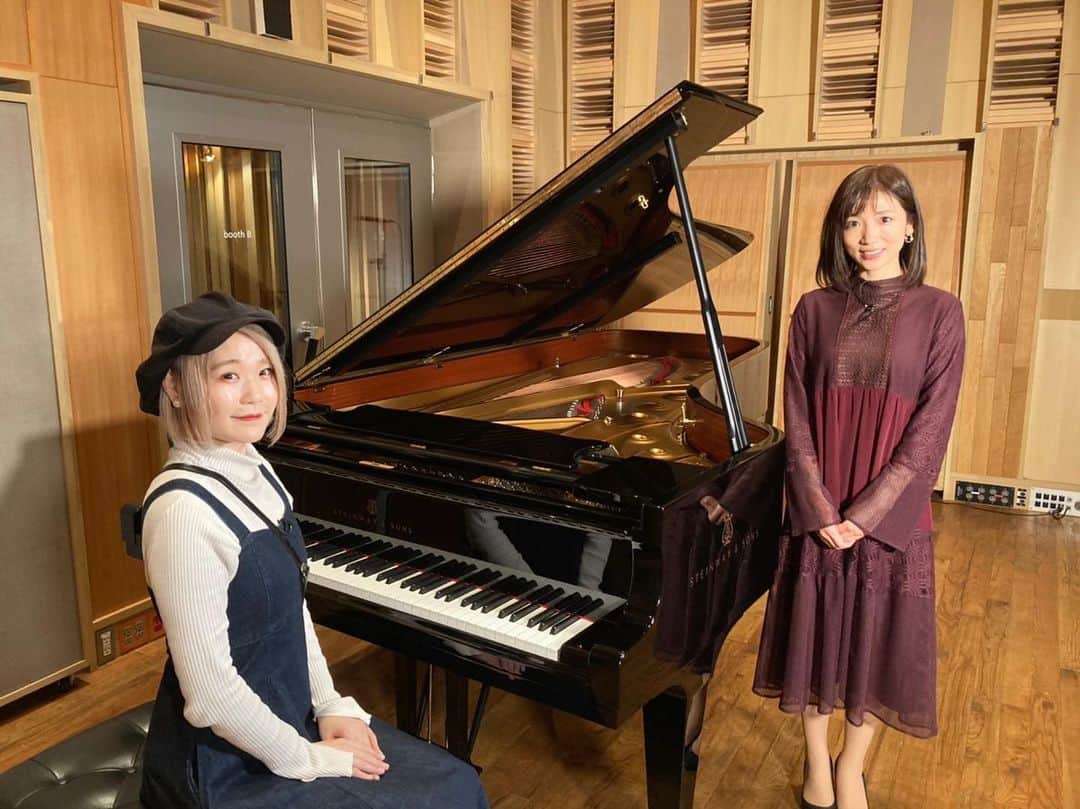 内田敦子さんのインスタグラム写真 - (内田敦子Instagram)「﻿ ﻿ 今朝放送のOha!4では﻿ YouTubeでも大人気のピアニスト﻿ ハラミちゃんにインタビューさせて頂きました！﻿ ﻿ 生演奏を目の前で聴くことができ、﻿ しかもリクエストさせて頂いた﻿ ドラクエ序曲の美しい音色を聴かせて頂き、﻿ 終始大興奮でした😍﻿ ﻿ ハラミちゃんの奏でる綺麗な音に包まれて﻿ 心が元気になりました☺️﻿ ﻿ やっぱり目の前で感じる音楽って﻿ いいですね…✨﻿ ﻿ #oha4 #ハラミちゃん #インタビュー #時間の関係で #オンエアできなかったけど #冬ソングメドレーも #弾いてくれました」12月18日 18時06分 - atsuko_uchida1205