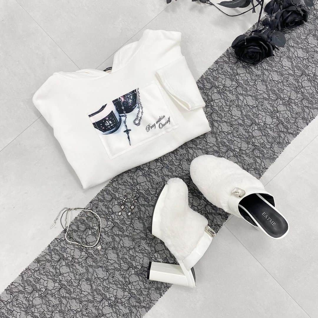 EATMEさんのインスタグラム写真 - (EATMEInstagram)「12.18 update... #EATME #DECEMBER #COLORITEM #O/WHT #ITEM . TOP画面のURLからEATME WEB  STOREをCHECK▶︎▶︎▶︎ . 🌹スラッシュスリーブグラフィックトップ ¥9,000(＋tax) O/WHT.PNK.BLK ☑︎FREE ※発売中 . 🌹ハートチャーム3連チョーカー ¥2,700(+tax) SLV ※発売中 . 🌹フェイクファーサボ ¥13,000(+tax) O/WHT.BLK ☑︎S/M/L ※発売中 . #EATME_COLORITEM #eatmejapan #イートミー」12月18日 18時07分 - eatme_japan